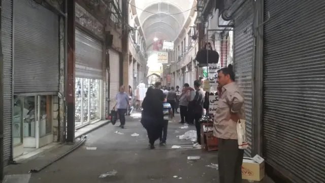 اقا چه درد سری شدن این انگلهای اویزون مفتخور کاسبان بازار به نشونه اعتراض کسب کار رو تعطیل کردن افغانی رفته توی بازار بساط پهن کرده هم اعتصاب رو میشکنه و به ریش مردم ایران میخنده و کسی هم چیزی بهشون نمیگه دوستان غیرتمند اعتراض کننده کجان یک گوش مالی بهشون بدن 
#اخراج_افغانی_