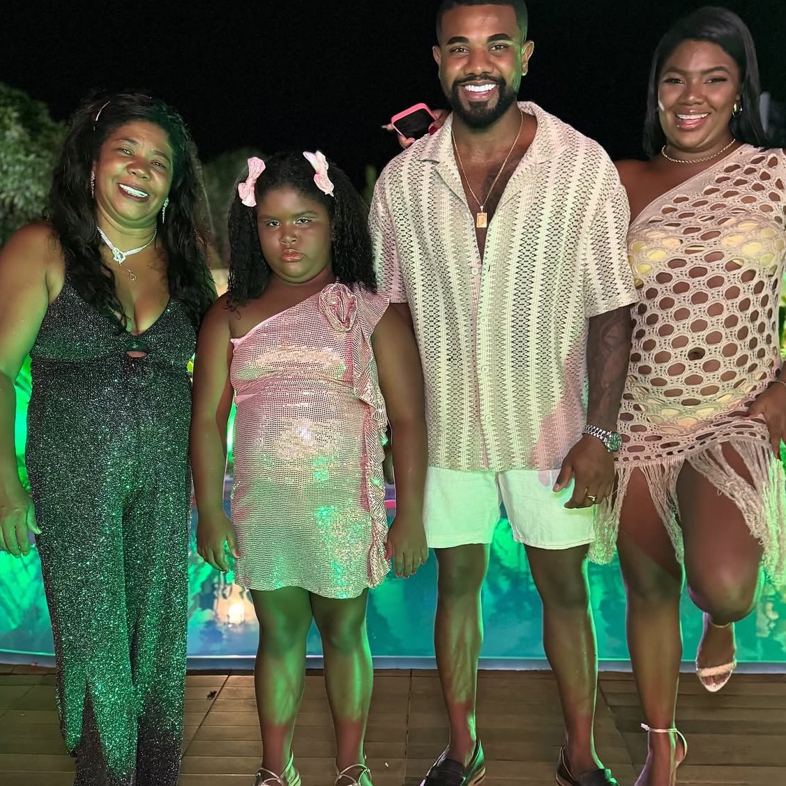 choquei's tweet photo. 🚨VEJA: Davi Brito faz postagem após ataques racistas em sua foto com a família. https://t.co/v7U9Xr99cB