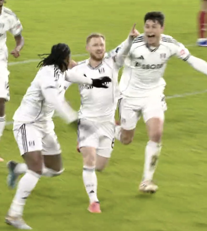 LexFuturus's tweet image. @HarrisonReed breaks that hearts of all at the @FA_PGMOL and all at Stockley Park - Fulham legend. @FulhamFC #FFC #FFCLFC (even @Carra23 says they were offside!!!)