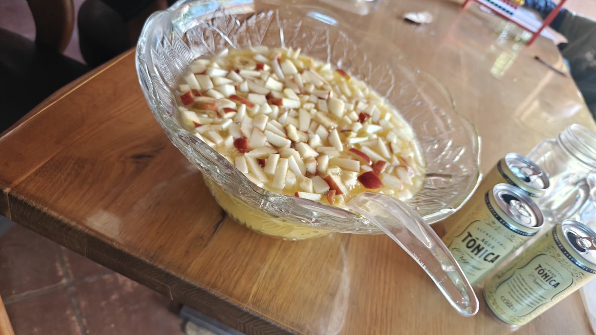 Sommerbowle ohne Alkohol. 
Ich weiß... 
Ich habe unmögliches möglich gemacht. 😁