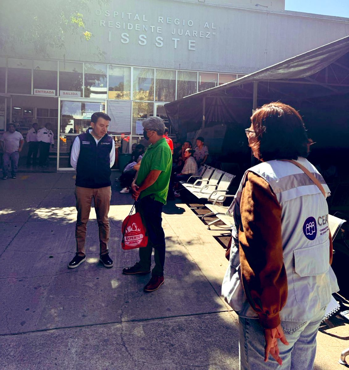 arturomedinap's tweet image. Por instrucciones de la presidenta @Claudiashein y bajo la coordinación de la secretaria de @SEGOB_mx, @rosaicela_, continuamos en #Oaxaca brindando apoyo directo a las personas afectadas por el accidente del Tren Interoceánico.

La atención a las víctimas y a sus familias es…