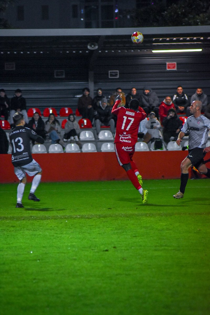 ⏱️ 20' | CDL 0 - 0 SEL |

Marea de ocasiones ahora para el Charles. La tuvo Ndiaga para rematar de cabeza y, tras el córner, la volvió a tener el senegalés

#TerceraRFEF #DePrincipioAFin