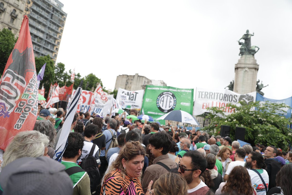 clarincom's tweet image. ATE CONVOCÓ A MARCHAR ESTE LUNES CONTRA LA PRESENCIA DE ESTADOS UNIDOS EN VENEZUELA

La Asociación de Trabajadores del Estado (ATE) llamó a movilizarse este lunes desde las 17 en Plaza Italia, en la Ciudad de Buenos Aires, bajo la consigna “Fuera EE.UU. de América Latina”, en…