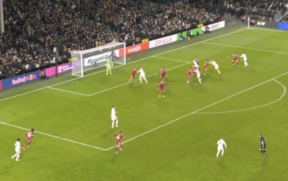 Es un golazo, SI
Que defendemos una mierda, TAMBIÉN
En una última jugada no puedes defender tan atrás y no salir nadie al tiro.