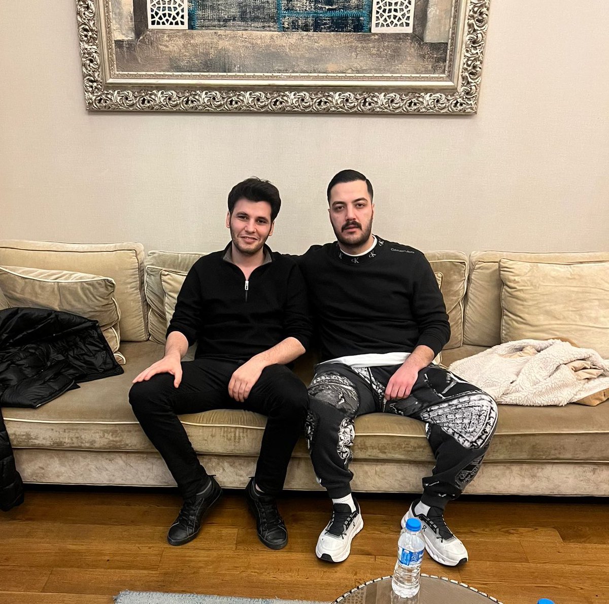 Bir birine Ana Bacı küfrettiler bir ara Sabuncununoğlu seni piyasadan silmezsem beni diksinler dedi… Nurizade gitti senin g@t diye kahkaha attı ve sonuç 👇🏻
Bunların ikiside O.çocuğu yal yedikleri yer aynı