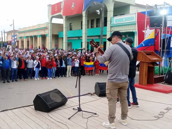 Los agramontinos salieron a las calles para denunciar el terrorismo de Estado del gobierno norteamericano contra Venezuela y exigir el retorno a Caracas del presidente constitucional Nicolás Maduro.#VenezuelaNoEstaSola #CubaConVenezuela #venezuelalibre