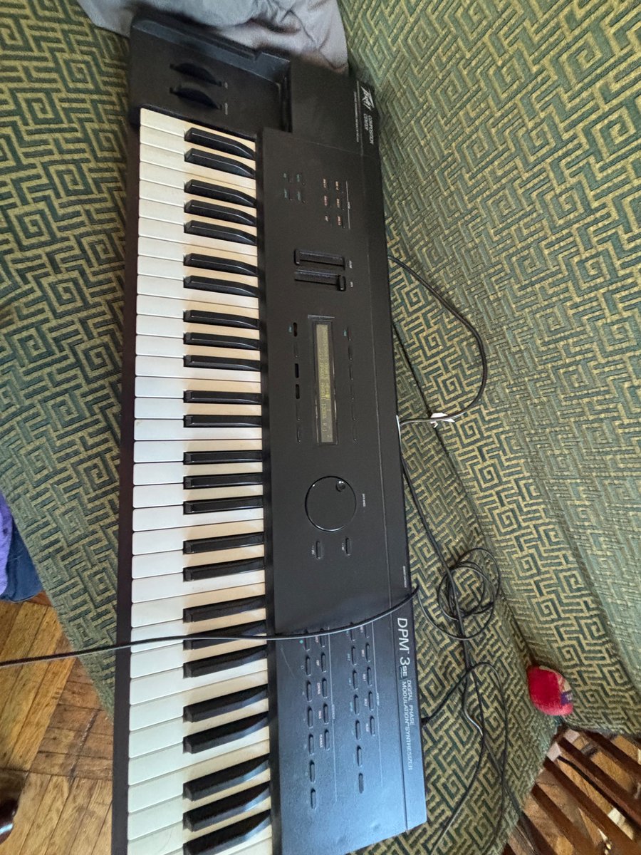 Keyboard from the street I can make it do sine waves sorta lost on the rest of it