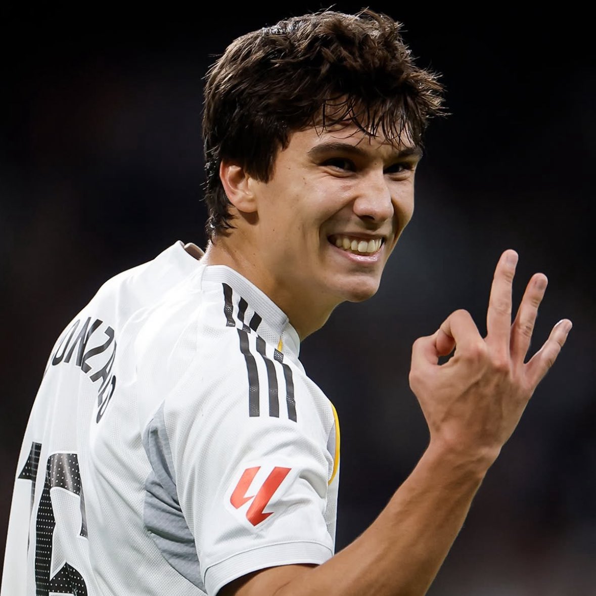 FabrizioRomano's tweet image. 🚨🥺 Xabi Alonso: “This was the dream game for Gonzalo, I’m so happy for him!”.

“A hat-trick at the Bernabéu in his first season in the first team... Gonzalo is INCREDIBLE, and example for academy players”.