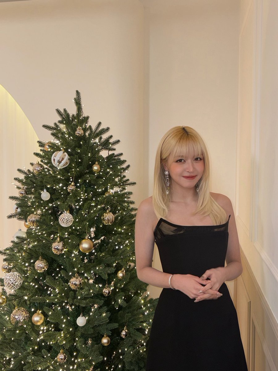 ntrvp6's tweet image. your english teacher calling you up to her desk to discuss your trauma dump essay