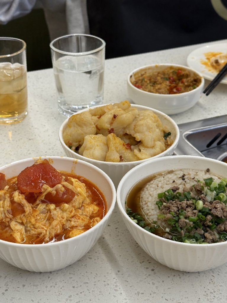 희수국밥
메기살덮밥
토마토계란밥

하이디라오 밥 3대장 먹고 천국감.