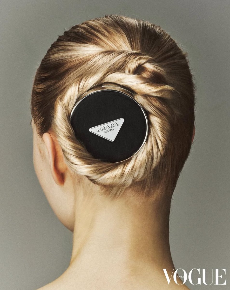 miuism's tweet image. vogue korea, january issue 💄