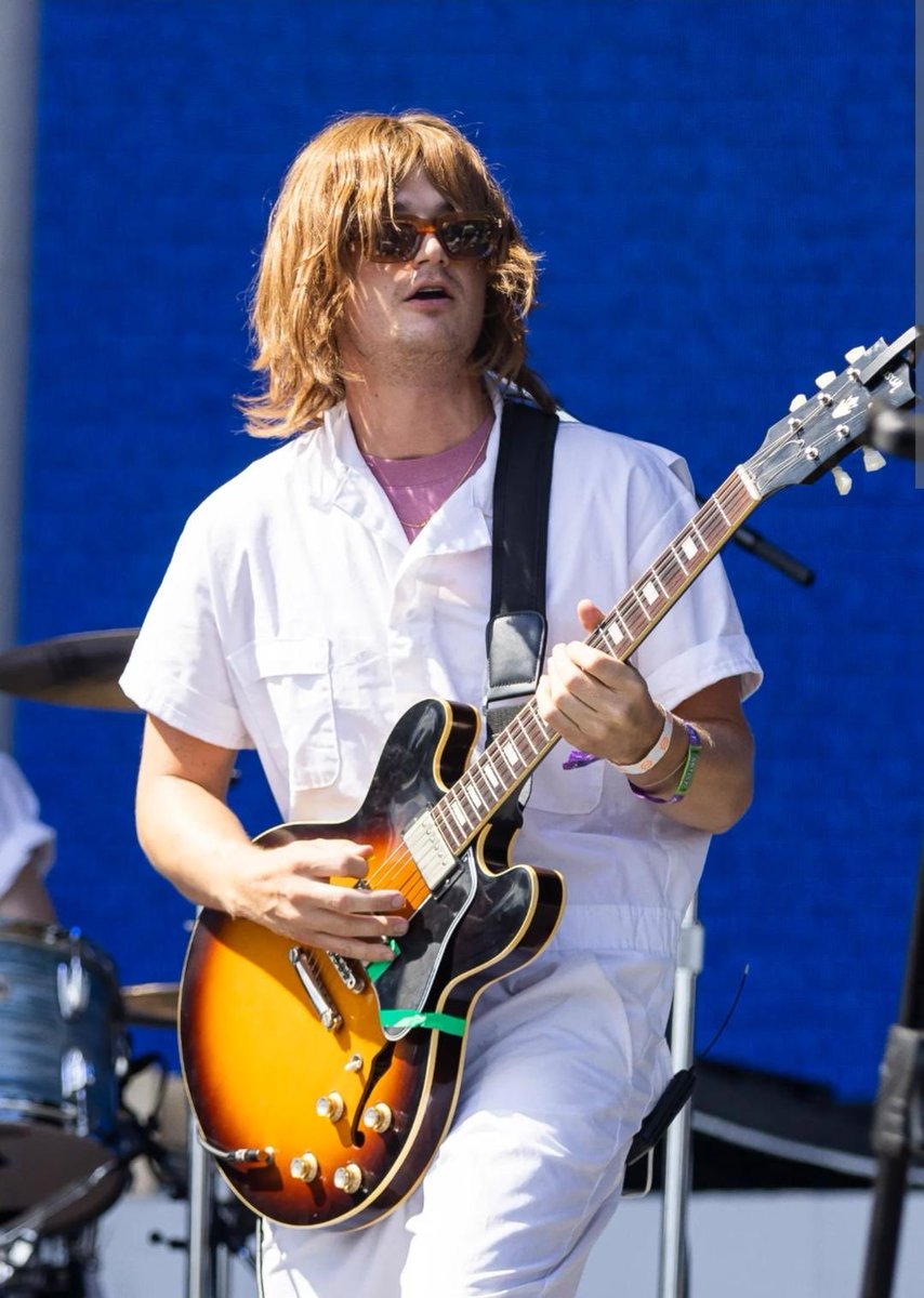 BlossomGhosti's tweet image. basic level knowledge about djo is he literally dressed up like this for years so people didn’t know he was steve btw. it’s not gate keeping, we love him getting new fans- but you’re not a fan if you can’t separate him, joe keery, from his characters.