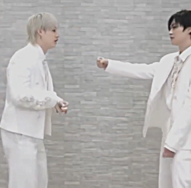 KlausHeisler8's tweet photo. The way Lee Know politely enters with his paw out for a kiss as soon as Bang Chan calls him LIKE THAT!!!!!! is driving me a TEENY TINY bit crazy. Just a little crazy that's it.🙂↕️ https://t.co/RTR3HOYksw