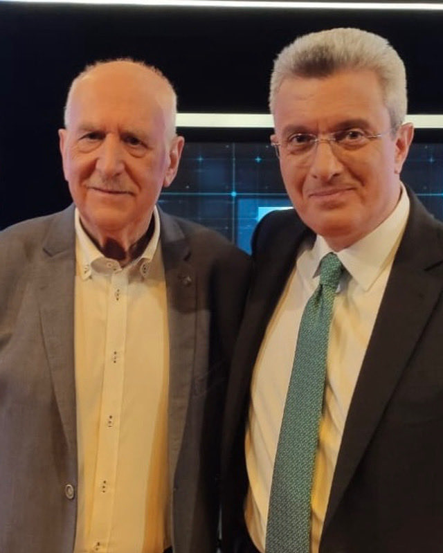 Αγαπημένε φίλε σε αποχαιρετώ με μεγάλη συγκίνηση,με μεγάλη στενοχώρια.Εφυγες τώρα που επιτέλους θα ζούσες,μετά από τόσες δεκαετίες σκληρής δουλειάς… Αφήνεις πίσω σου μια λαμπρή διαδρομή στη δημοσιογραφία και ένα αποτύπωμα εντιμότητας,αλλά και ανθρωπιάς! Όσοι σε γνωρίσαμε και