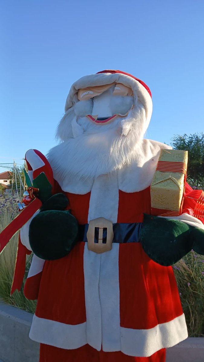 ¿Qué pensarían, si se enteran de lo que pasó, los cientos de niños y niñas que se sacaron fotos con este Papá Noel?

Esta mañana me enteré, a través de la Policía, de que un joven llamado S. G. C. y un menor de edad —cuyo nombre resguardo por ese motivo— fueron detenidos por
