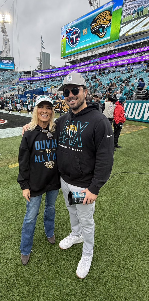 DonnaDeegan's tweet photo. As always- It’s Duval vs All Y’all.  Let’s go get it @Jaguars !!! #Duuuval https://t.co/uF977aLXd4