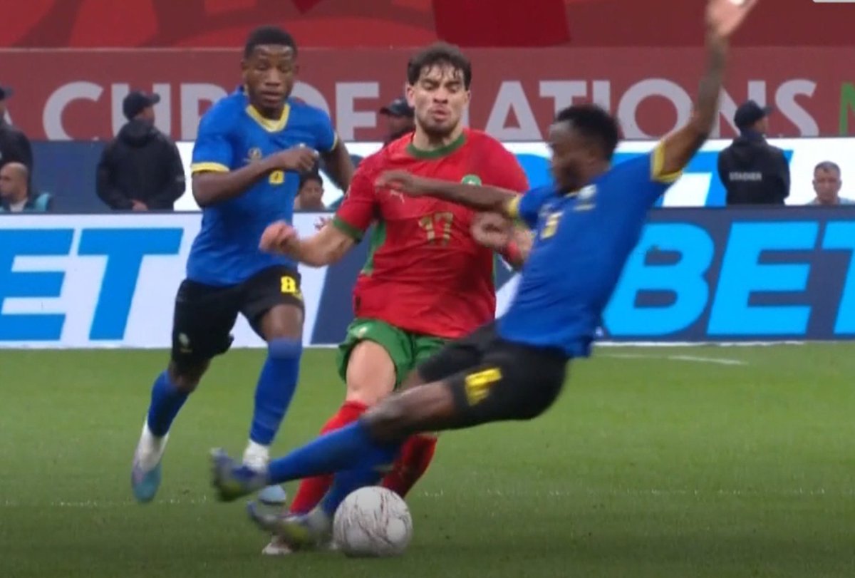LionTimes_'s tweet photo. Après ils viendront te parler d'arbitrage favorable au Maroc. https://t.co/p3sl1W8Dq1
