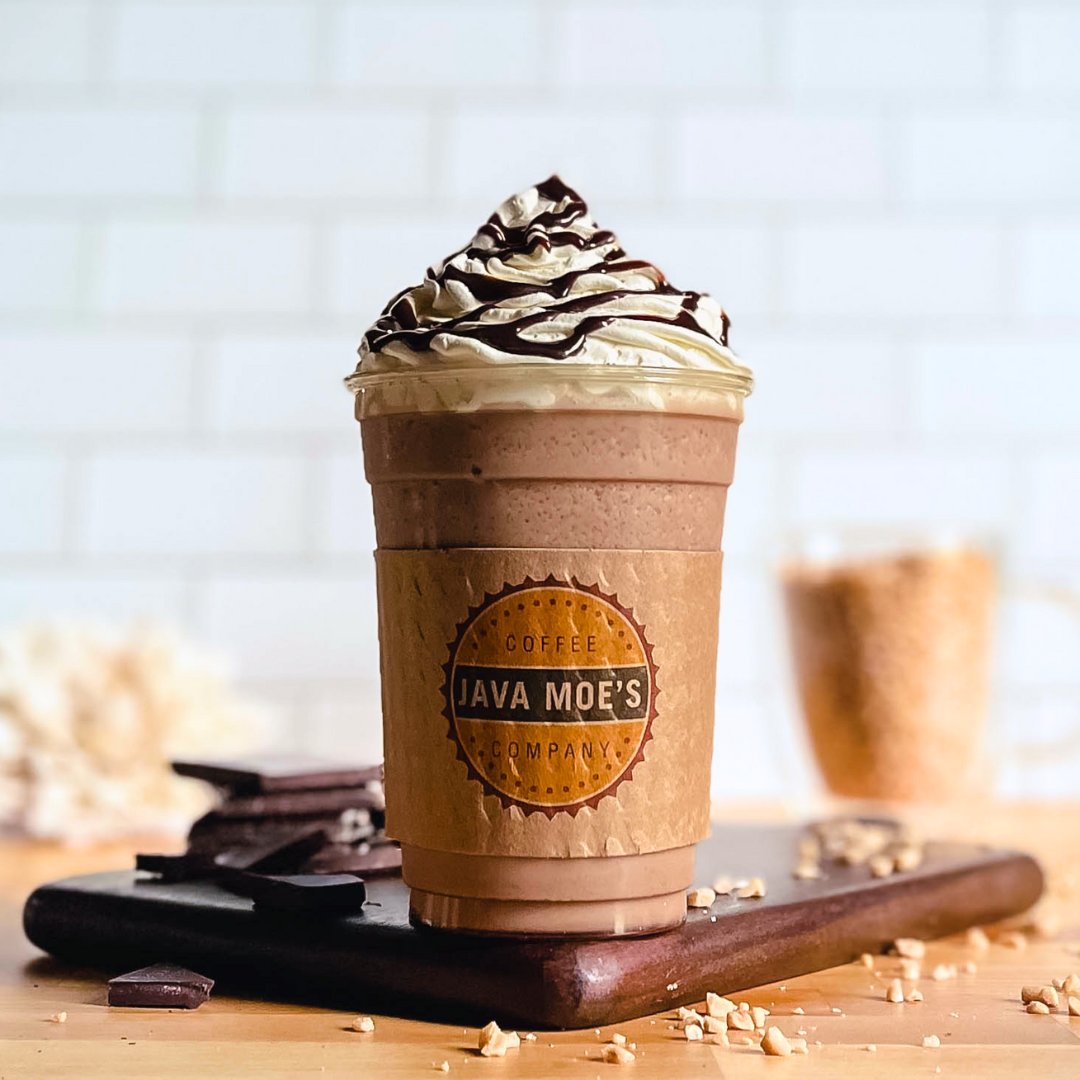 JavaMoes's tweet image. Drink of the Week: 𝐓𝐎𝐅𝐅𝐄𝐄 𝐍𝐔𝐓 𝐌𝐎𝐂𝐇𝐀
Made with English toffee and chocolate for the perfect balance of coffee and sweetness.
𝐓𝐫𝐲 𝐢𝐭 𝐡𝐨𝐭, 𝐢𝐜𝐞𝐝, 𝐨𝐫 𝐟𝐫𝐨𝐳𝐞𝐧 𝐟𝐨𝐫 $𝟏 𝐨𝐟𝐟 𝐚𝐥𝐥 𝐰𝐞𝐞𝐤!
