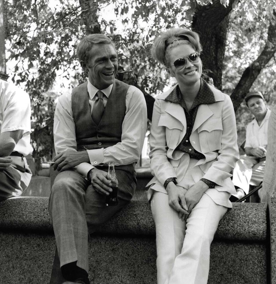 agustin_gut's tweet image. Steve McQueen &amp;amp; Faye Dunaway (1968)
En el set de #thethomascrownaffair