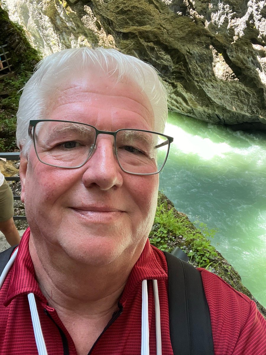 Die Ruhe der Schlucht und das grün schimmernde Wasser zeigen mir die Kraft der Pausen. Auf einem Bauernhof in der Schweiz aufgewachsen, lädt mich die Natur stets zum Durchatmen ein. Nimm dir ein paar Minuten, schnapp frische Luft und lächle! 🌞✨