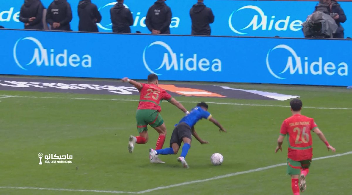 GoraCule's tweet photo. L'arbitrage africain est tellement une honte, ça aurait été pour le Maroc, il aurait sifflé directe.

Tout est réuni pour que le Maroc soit champion d'Afrique 🤡

#CAN2025 #MORTAN https://t.co/KXAOlWqsDu