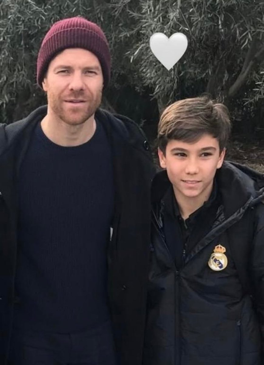 losblancoswrld's tweet image. 🔙 2018: Gonzalo García asking Xabi Alonso for a photograph.