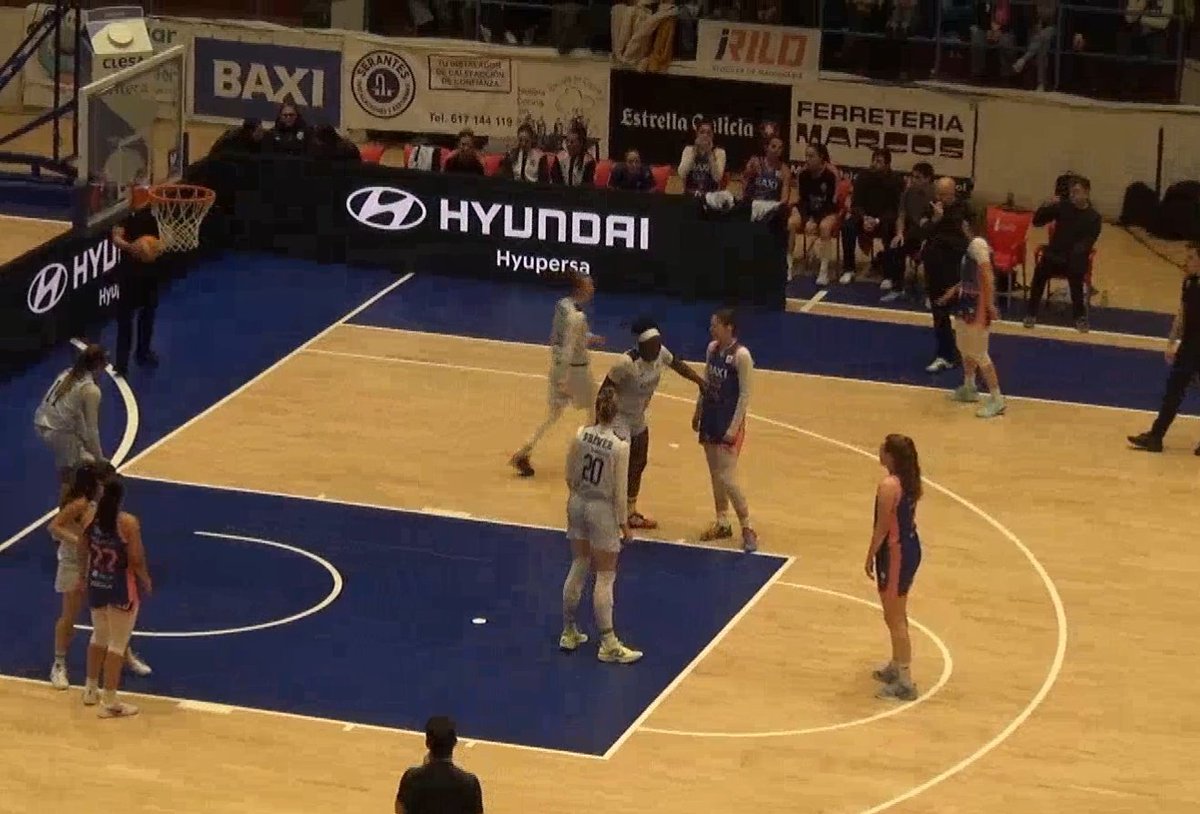 🏀 Me pilla fuera, pero, aunque con dificultades con la señal, lo estoy tratando de seguir. La cosa no pinta bien, pero estas chicas son capaces de darle a vuelta a todo. Vamos, <a href="/UniFerrol/">Baxi Ferrol</a>! #EseUni #Ferrol