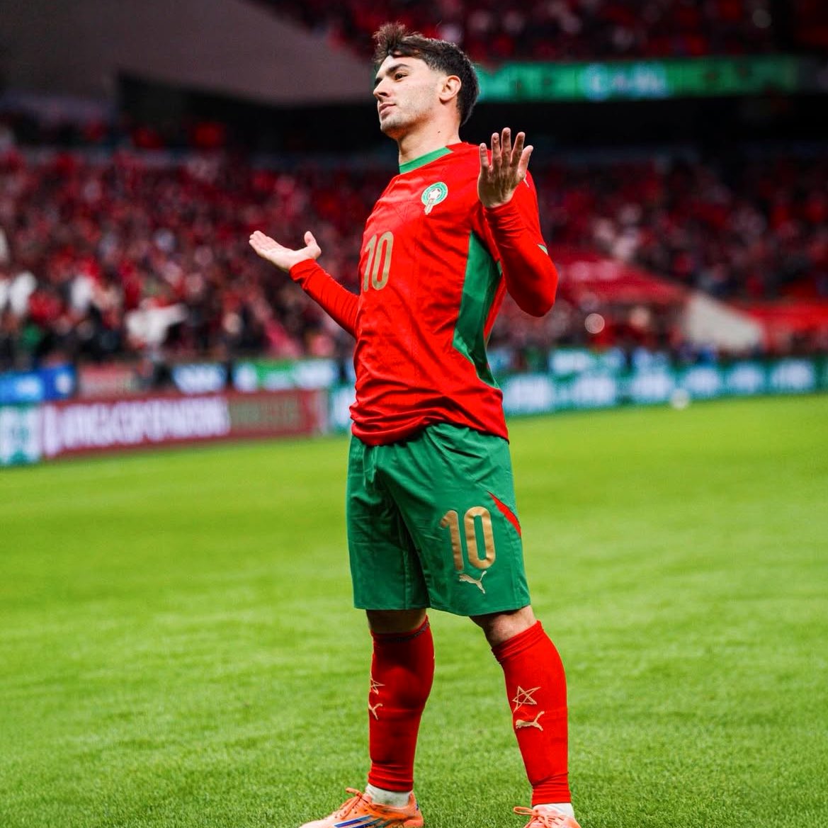 Kulturlesite_'s tweet image. ⚽️ 𝗕𝗥𝗔𝗛𝗜𝗠 𝗗𝗜́𝗔𝗭 𝗘𝗡𝗧𝗥𝗘 𝗗𝗔𝗡𝗦 𝗟’𝗛𝗜𝗦𝗧𝗢𝗜𝗥𝗘 !!

Il devient le premier Marocain à inscrire 4 buts sur une seule CAN.

Meilleur buteur de cette édition 🇲🇦