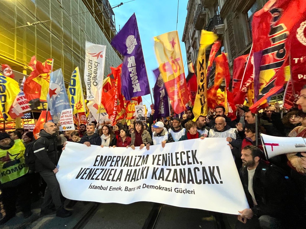 İstanbul Emek Barış ve Demokrasi Güçleri olarak ABD’nin Venezuela’ya yönelik saldırılarını protesto etmek için Tünel’de bir araya geldik! 
Emperyalizm Yenilecek Direnen Halklar Kazanacak !