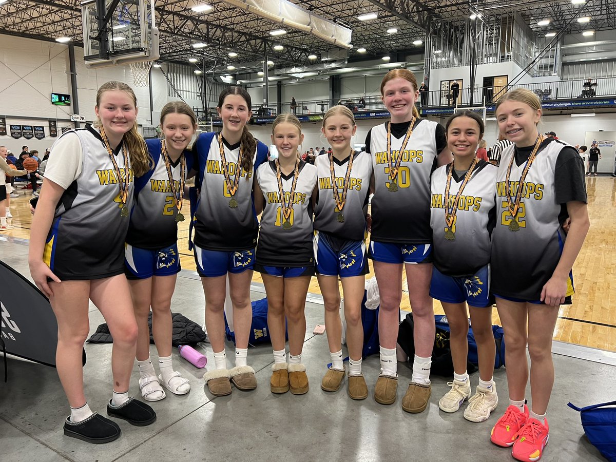 WahoopsBball's tweet image. 🥇Congrats to 7th grade gold on their first place finish in the Lincoln Supreme tourney this weekend! Way to hustle out there, girls! 👏
#Wahoops #youthbasketball