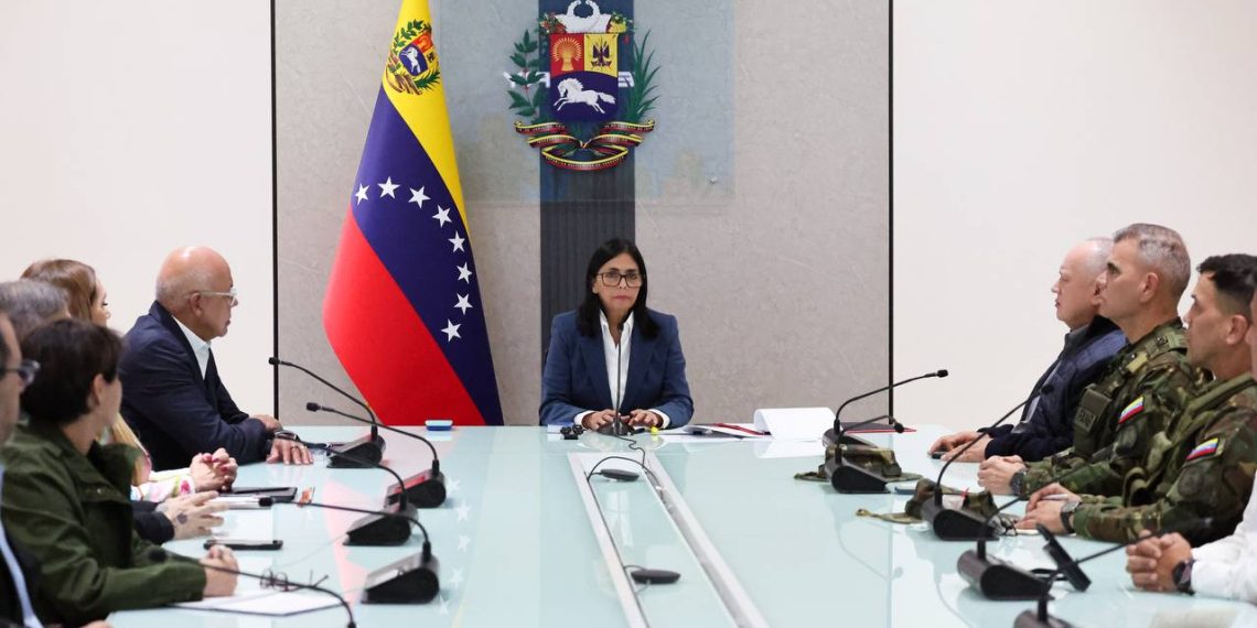 ChrisRodrigAl's tweet image. 📸🇻🇪 Il y a une chose importante à dire.

J'appelle votre attention sur cette photo prise hier. On y voit la vice-présidente Delcy Rodriguez, désormais présidente en charge.

À ses côtés :
👉 Jorge Rodríguez, Président de l'Assemblée nationale (pouvoir législatif)
👉 Vladimir…