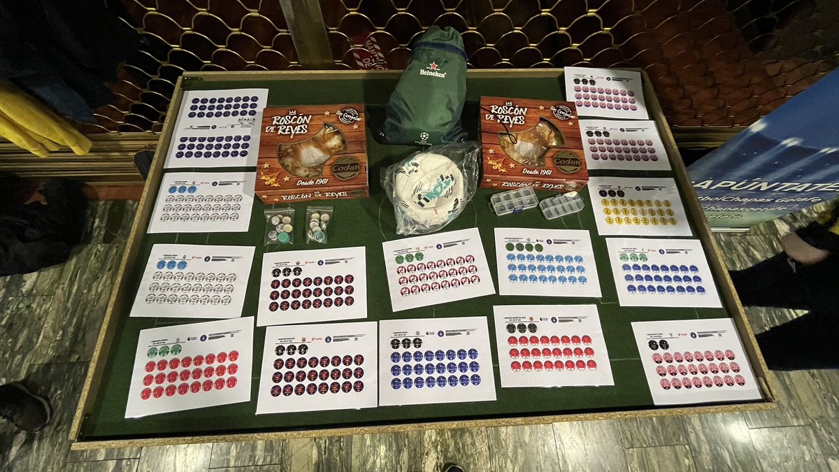 Hoy se jugaba el tradicional Torneo de Reyes de Getafe en el que hubo regalos para todos los jugadores y donde el podium fue

1º Migue
2º Adri
3º Gonzalo Jr
4º Lucas

#futbolchapas #reyes #navidad