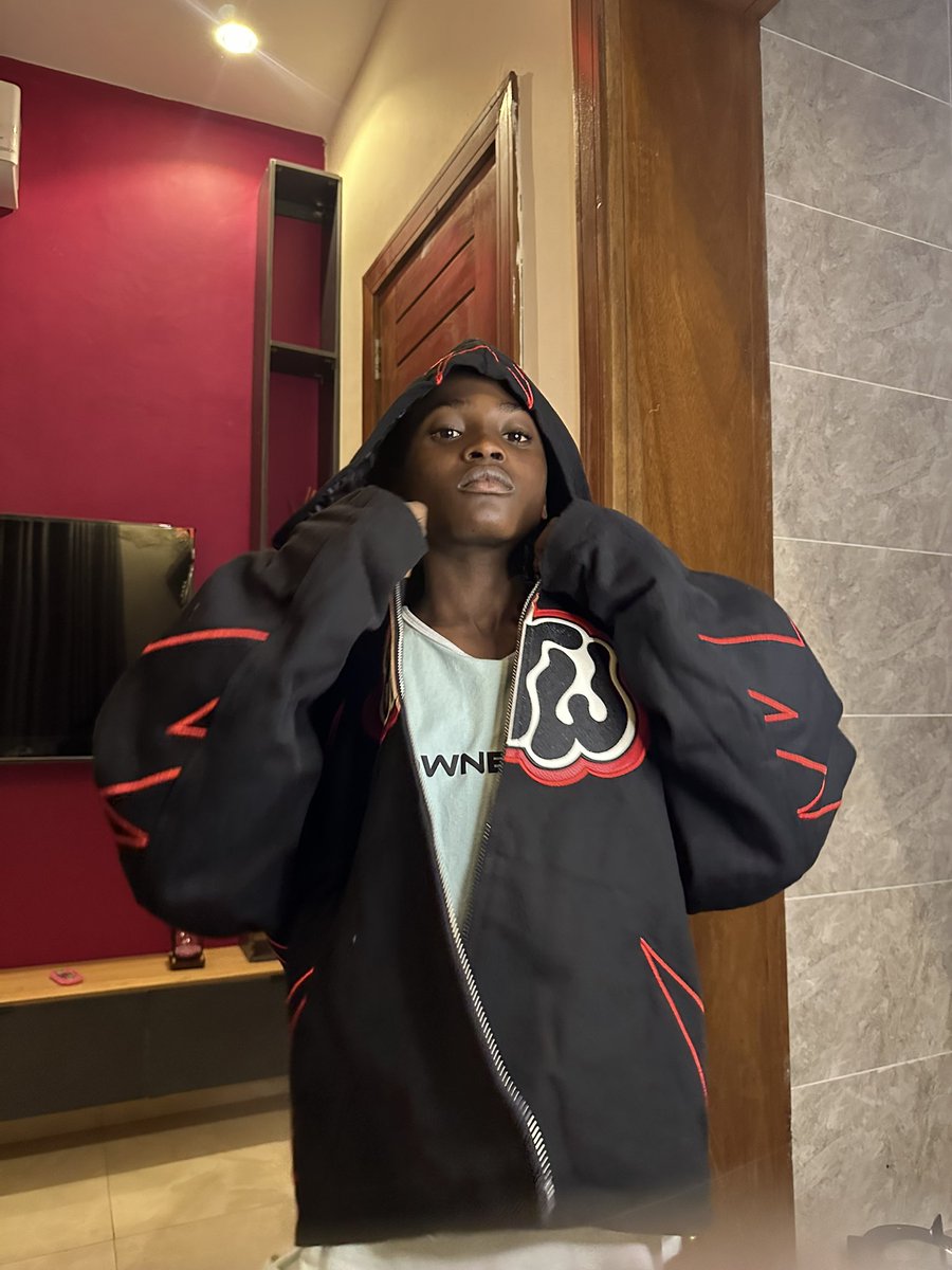 Samad_wurld's tweet image. The 1st student to rock ZTTW…
Dem go to hear am for school tomorrow 😂