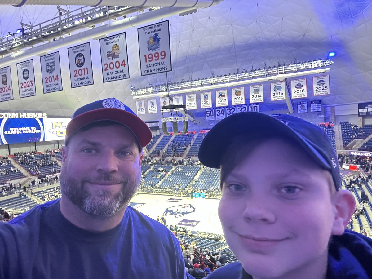 rdb313's tweet image. Me and R2 ending this crazy holiday break with some @uconnmbb