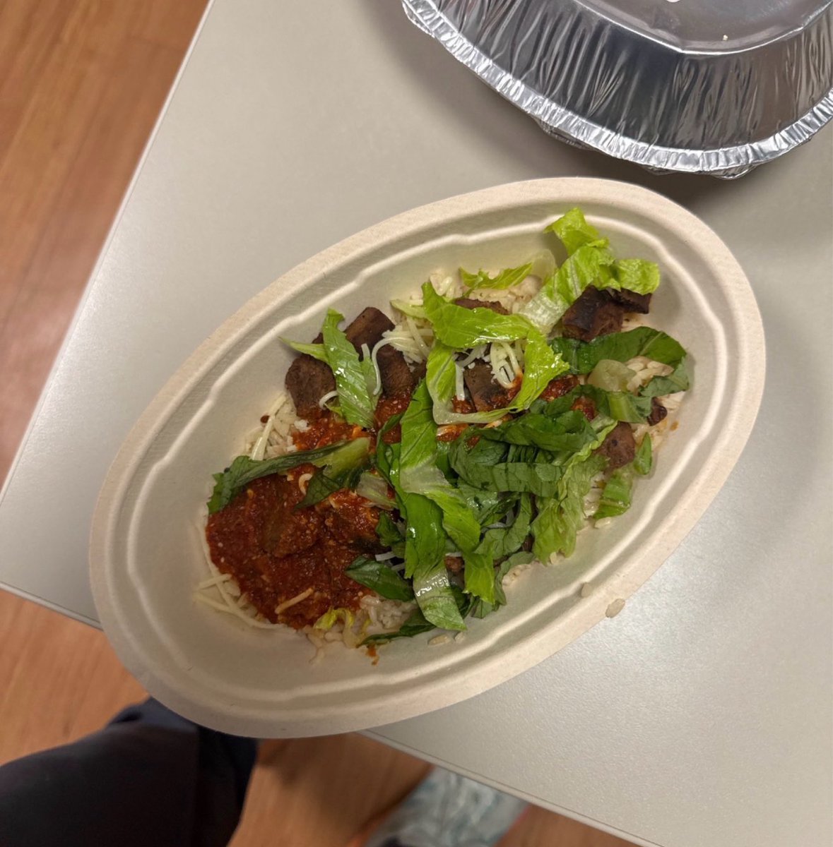 maddymoldovan's tweet photo. @ChipotleTweets 

Just ordered a group order for the ICU nurses at GMC. After a busy morning we were all excited for some chipotle. Once we got our bowls they were all half empty and we could see the bottoms of half of them. https://t.co/LYj0ZISxvT