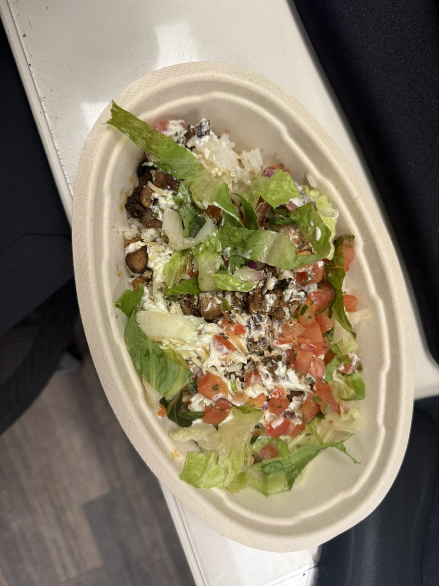 maddymoldovan's tweet photo. @ChipotleTweets 

Just ordered a group order for the ICU nurses at GMC. After a busy morning we were all excited for some chipotle. Once we got our bowls they were all half empty and we could see the bottoms of half of them. https://t.co/LYj0ZISxvT