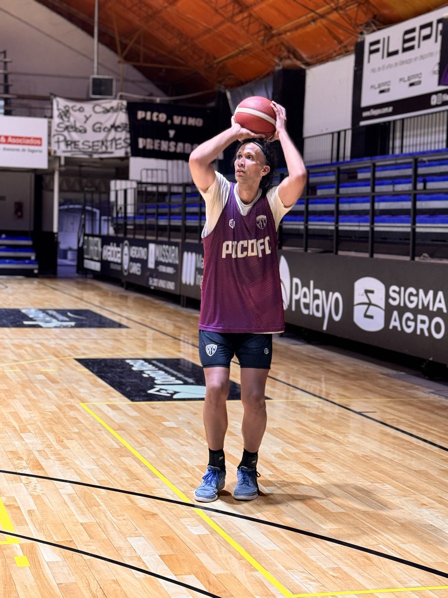 basquet_pfc's tweet photo. ¡𝙃𝙊𝙇𝘼 𝙁𝙊𝘾𝘼! 👋🏻

Primera práctica en el Parque Ángel Larrea para José Peralta con la camiseta del Decano

#DalePico ⚫️⚪️⚫️
#LaLigaArgentina 🏀 https://t.co/o9HcX6os8o