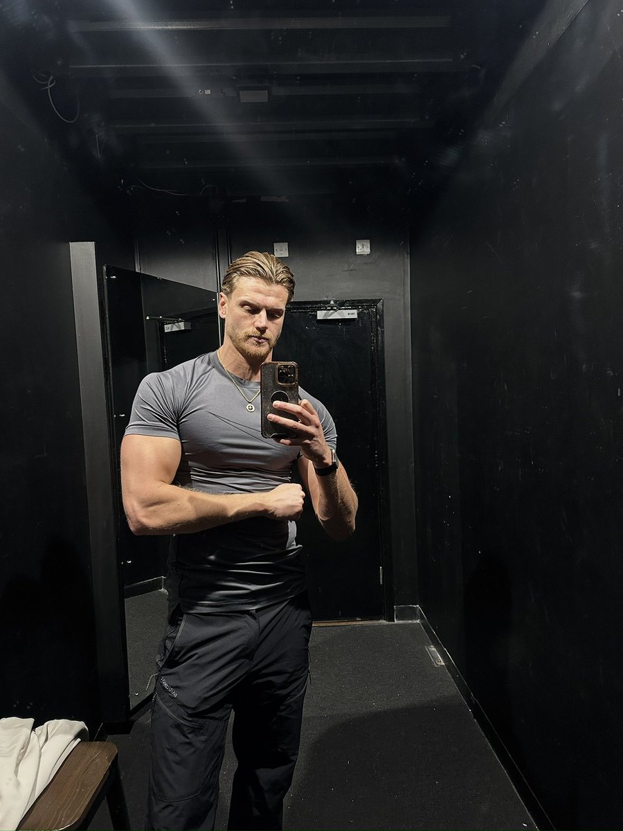 LukeeWright's tweet photo. 2025 was an unbelievable year. Worked hard &amp; blessed to live my life

Had a set backs and failures, but it's part of the process. Made 6 figure investments that didn’t go to plan. But happy to lose it all trying make it will try x100 over. 

Roll on 26 🫡 https://t.co/1k79m6TsM1