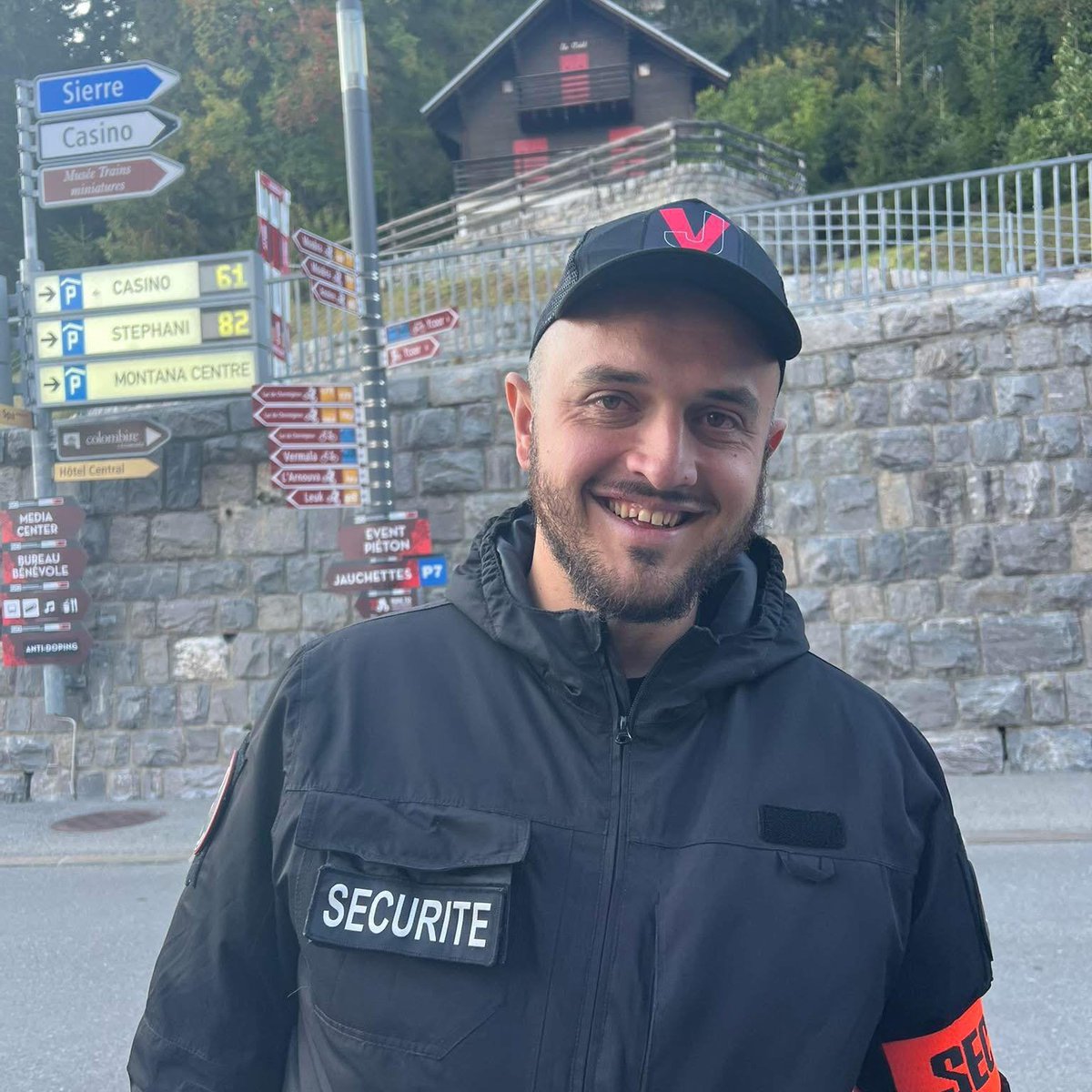 kamilabderrahmn's tweet image. Hommage à Stefan Ivanovic, seul agent de sécurité du bar Le Constellation ce soir là, mort en héros après avoir sauvé de nombreuses vies.

Lorsque l’incendie s’est déclaré, Stefan n’a pas hésité une seconde à descendre au milieu des flammes et de la fumée pour tenter d’éteindre…