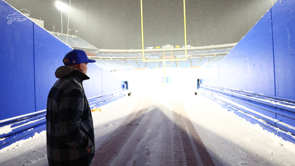 BuffaloBills's tweet image. HC Sean McDermott took a walk-through of @HighmarkStadm the night before the Farewell Celebration Game. 🥹

📸: bufbills.co/3YTpOBJ