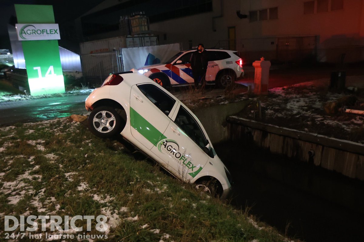 Auto te water aan de Coldenhovelaan in De Lier