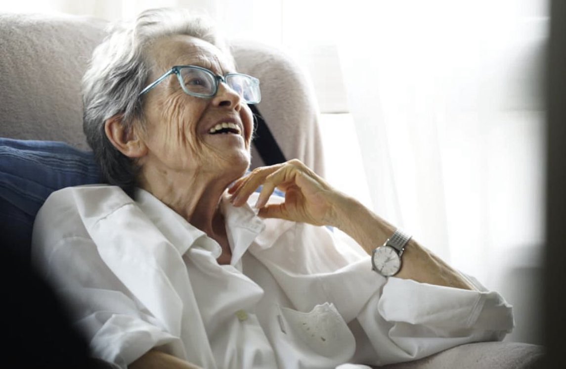 Izaskunarretxe's tweet image. Talleu la rel del vers:
un somni
s’ha desfet
i els vidres han ferit el paisatge.

DEP, Zoraida Burgos. I gràcies pels teus versos.