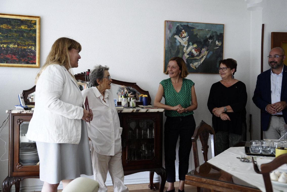 Izaskunarretxe's tweet image. Talleu la rel del vers:
un somni
s’ha desfet
i els vidres han ferit el paisatge.

DEP, Zoraida Burgos. I gràcies pels teus versos.