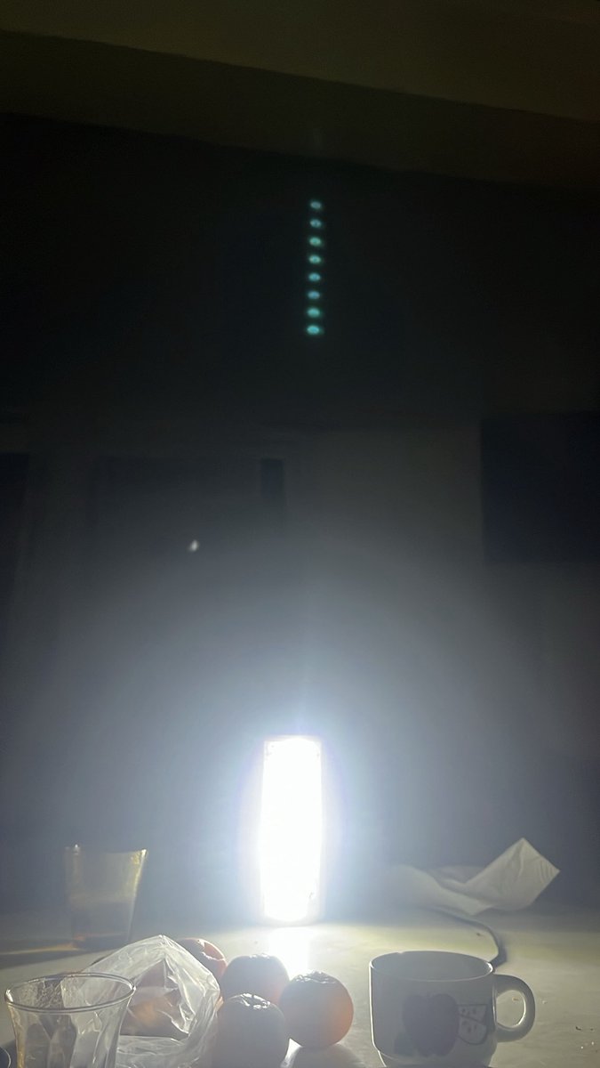 sedefu91's tweet photo. Yıl 2026 Konum Hatay. Elektrik lambası ile geçiriyoruz akşamlarımızı.İstiznasız her gün elektrik kesintisi yaşıyoruz.Sürekli geriye giden bir millet bir memleket olmak zorunda bırakılıyoruz. Ne su Kesintisi bitiyor ne elektrik alt yapı yok düzelmiyor @TEDASKurumsal @HatayHatsu https://t.co/FF6AJzInB8