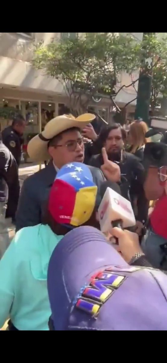 jorgegogdl's tweet photo. El chairo que insultó a los Venezolanos que festejaban la caída de Maduro, de nombre Arturo López Robles. Resultó ser empleado de Morena Estado de México, en 2022 sacó un comunicado apoyando la invasión de Rusia a Ucrania, pero ahora protesta la de USA en Venezuela. 🤣 https://t.co/1NvthPERHW