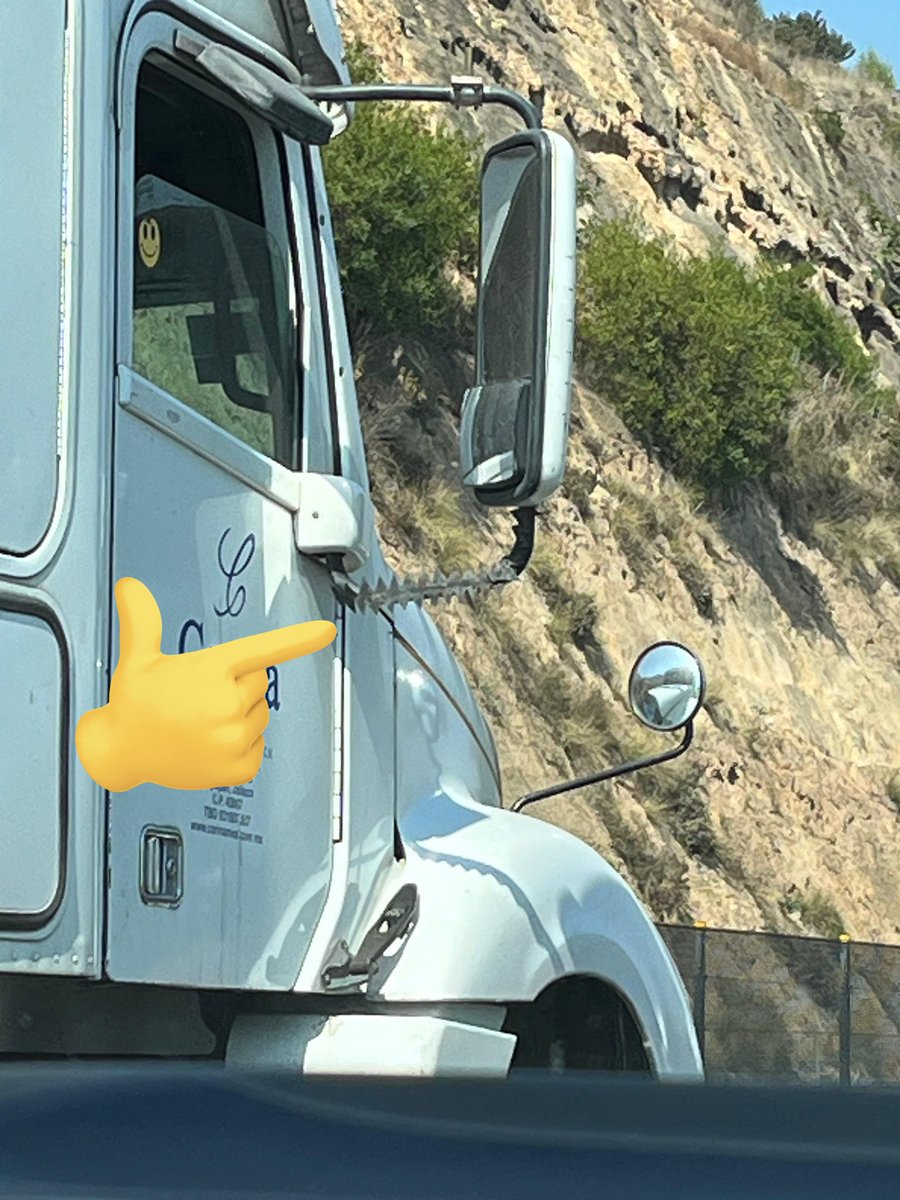 LauraMex's tweet image. Ayer que viajé por la carretera México-Querétaro vi este tráiler, es increíble que tengan ellos que buscar la forma de defenderse contra los criminales cuando deberían poder transitar seguros por nuestras carreteras. 

#MorenaDestruyendoAMexico