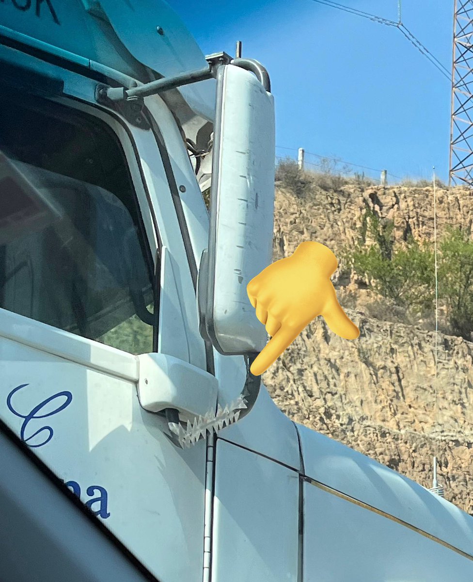 LauraMex's tweet image. Ayer que viajé por la carretera México-Querétaro vi este tráiler, es increíble que tengan ellos que buscar la forma de defenderse contra los criminales cuando deberían poder transitar seguros por nuestras carreteras. 

#MorenaDestruyendoAMexico