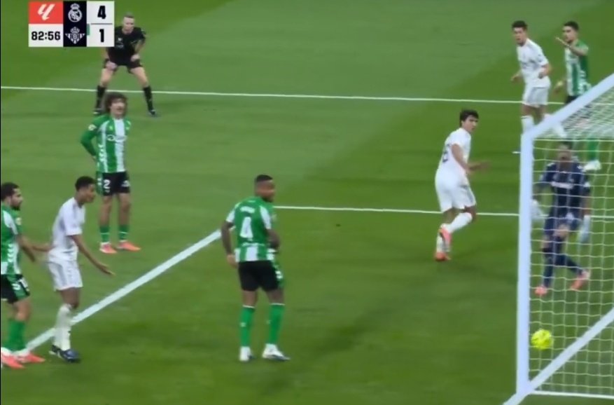 Bellingham burada arda'ya niye bana vermedin diye el kol yapıyor sonra pozisyon gol olunca ellerini kaldırıp gol sevinci yapıyor sıkıntılı bi tip