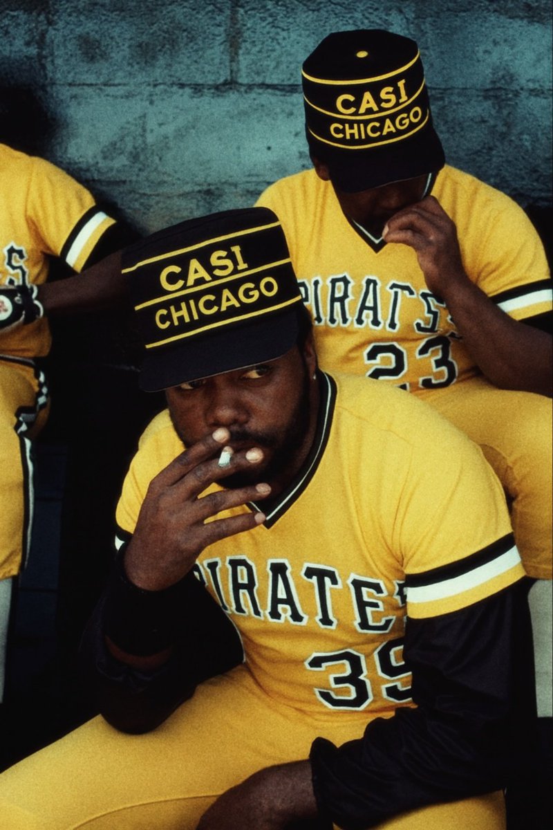 Conocido por su imponente físico y su impresionante brazo, Dave Parker, fue un jugador profesional estadounidense de béisbol que obtuvo el Guante de Oro por su actuación en la Serie Mundial ganada por los Pirates en 1979. Apodado La Cobra, ingresó en el Salón de la Fama en 2025.