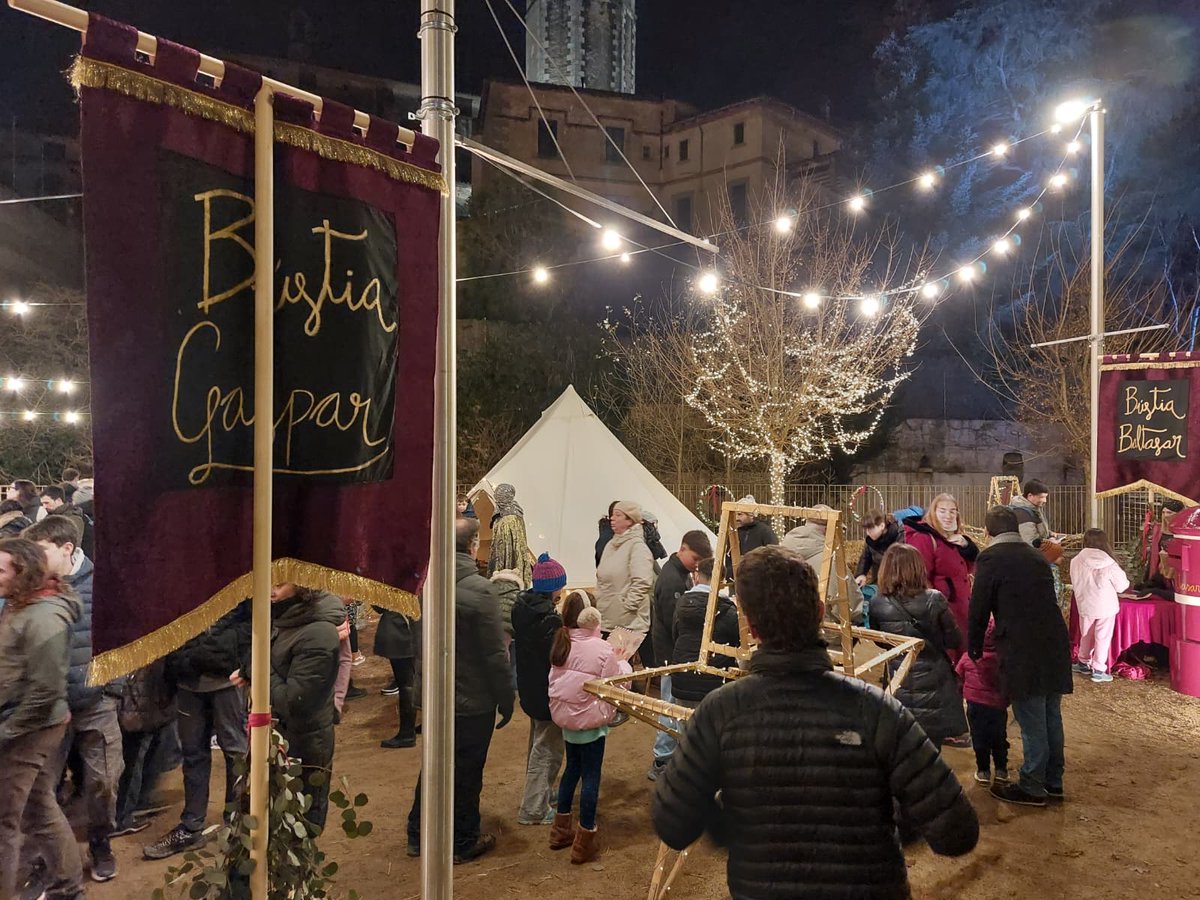 Gràcies a totes les persones, entitats i serveis que han fet possible el Campament Reial. Amb esforç i il·lusió heu fet viure la màgia a petits i grans.
Ens veiem demà a la Cavalcada dels Reis Mags d’Orient ✨👑